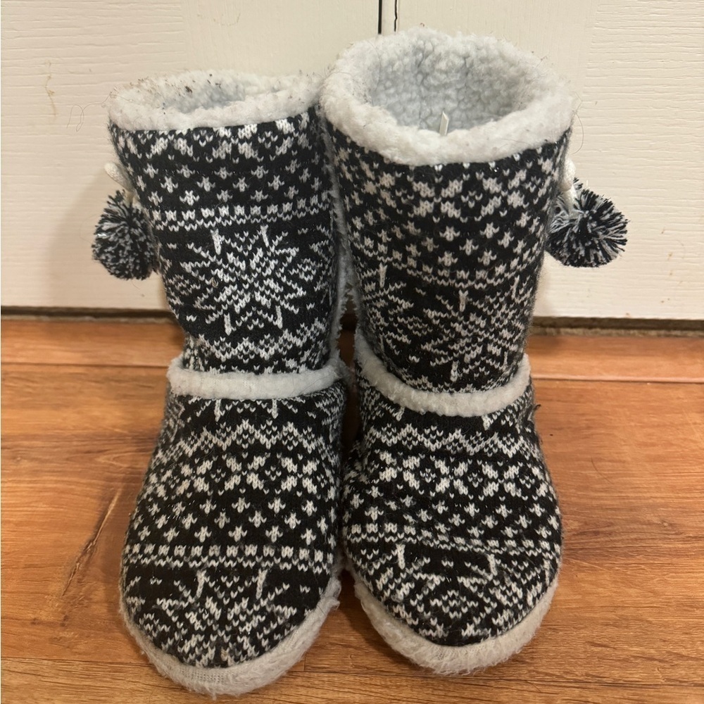 Black and white snowflake pattern slipper booties​​​​​​​